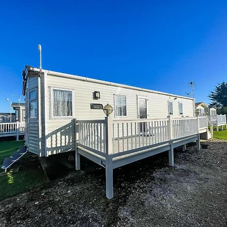 6 Berth Caravan With Decking At Seawick Holiday Park In Essex Ref 27549Sw Clacton-on-Sea Exteriör bild