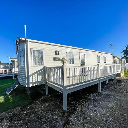 6 Berth Caravan With Decking At Seawick Holiday Park In Essex Ref 27549Sw Clacton-on-Sea Exteriör bild