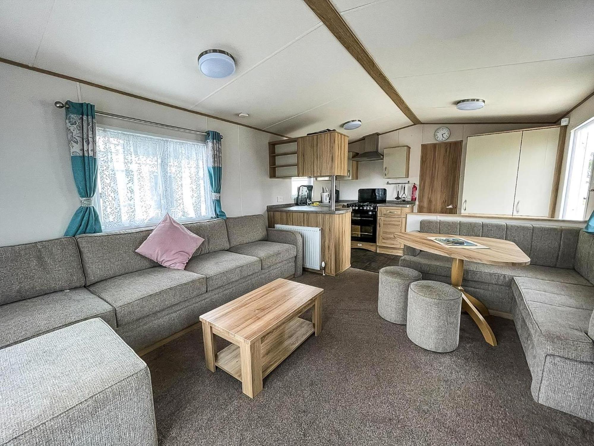 6 Berth Caravan With Decking At Seawick Holiday Park In Essex Ref 27549Sw Clacton-on-Sea Exteriör bild