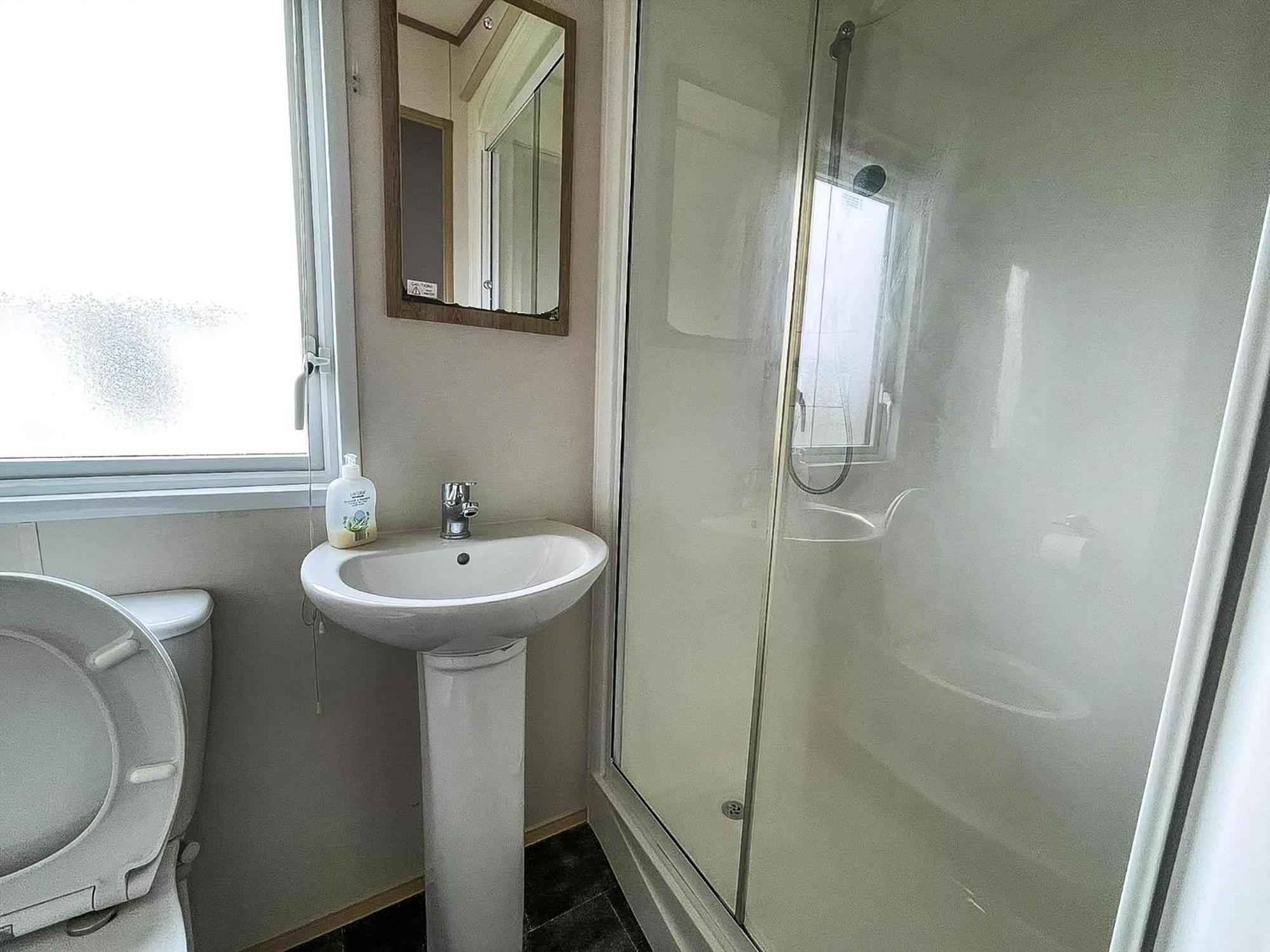 6 Berth Caravan With Decking At Seawick Holiday Park In Essex Ref 27549Sw Clacton-on-Sea Exteriör bild