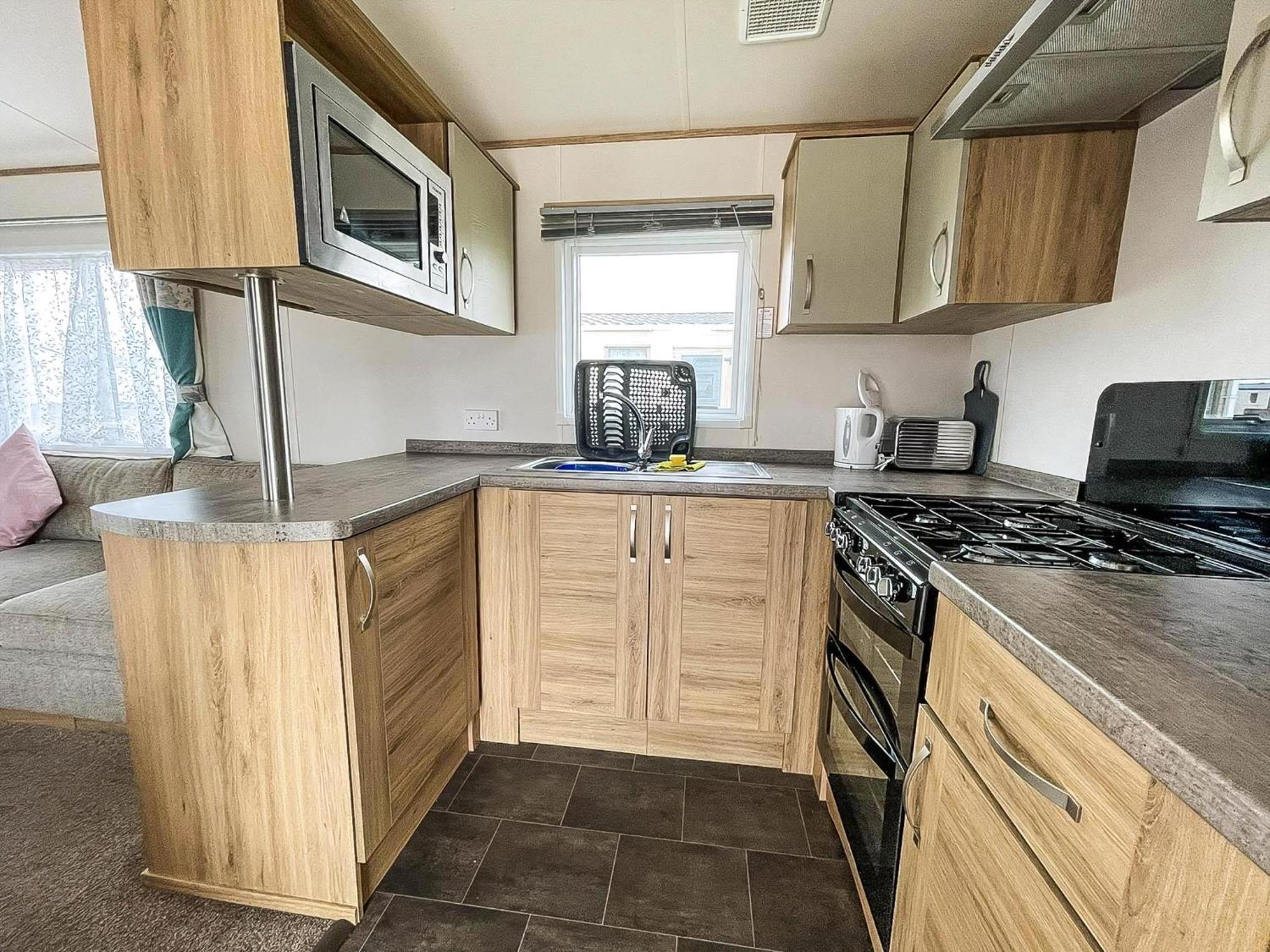 6 Berth Caravan With Decking At Seawick Holiday Park In Essex Ref 27549Sw Clacton-on-Sea Exteriör bild