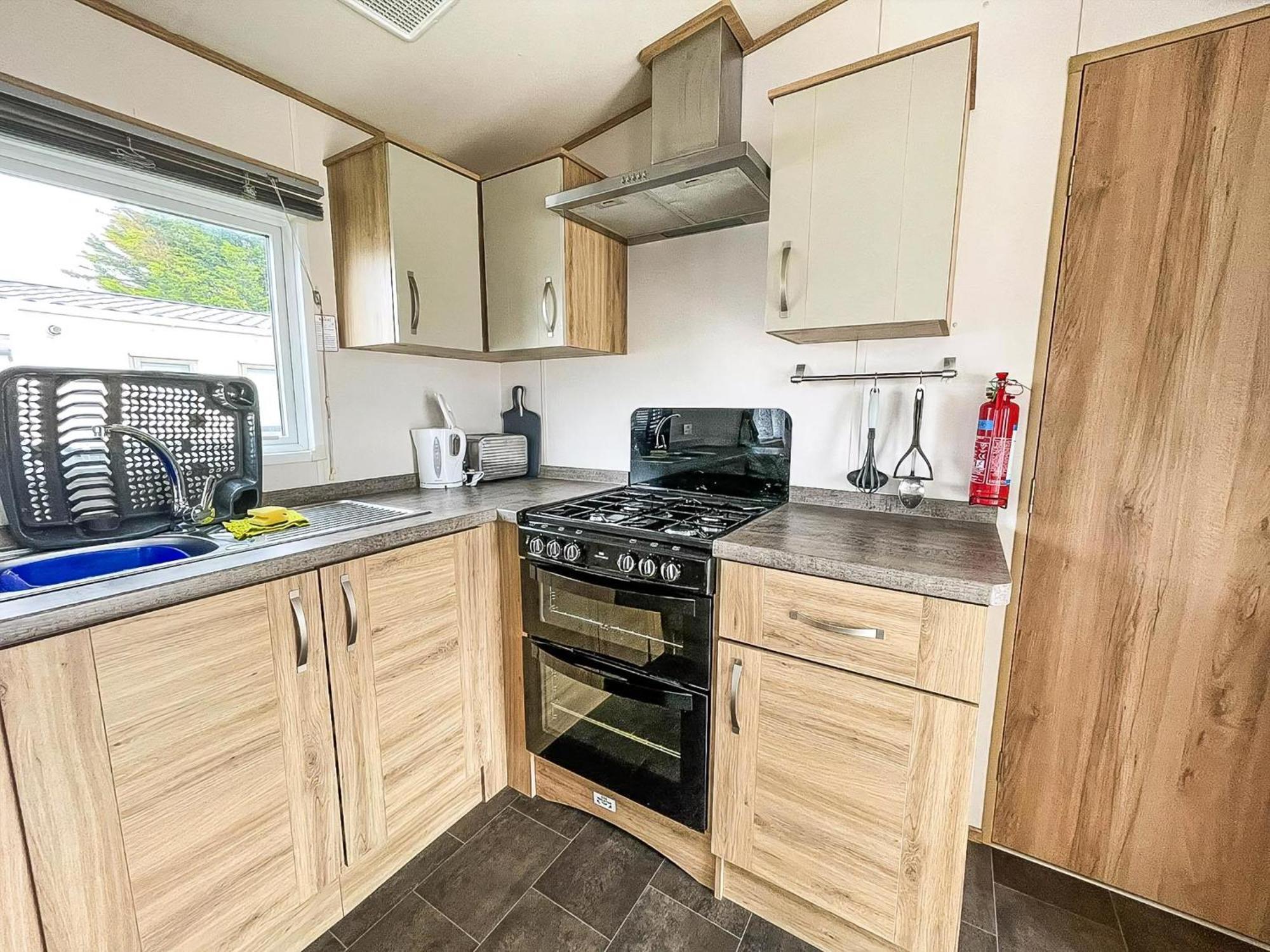 6 Berth Caravan With Decking At Seawick Holiday Park In Essex Ref 27549Sw Clacton-on-Sea Exteriör bild