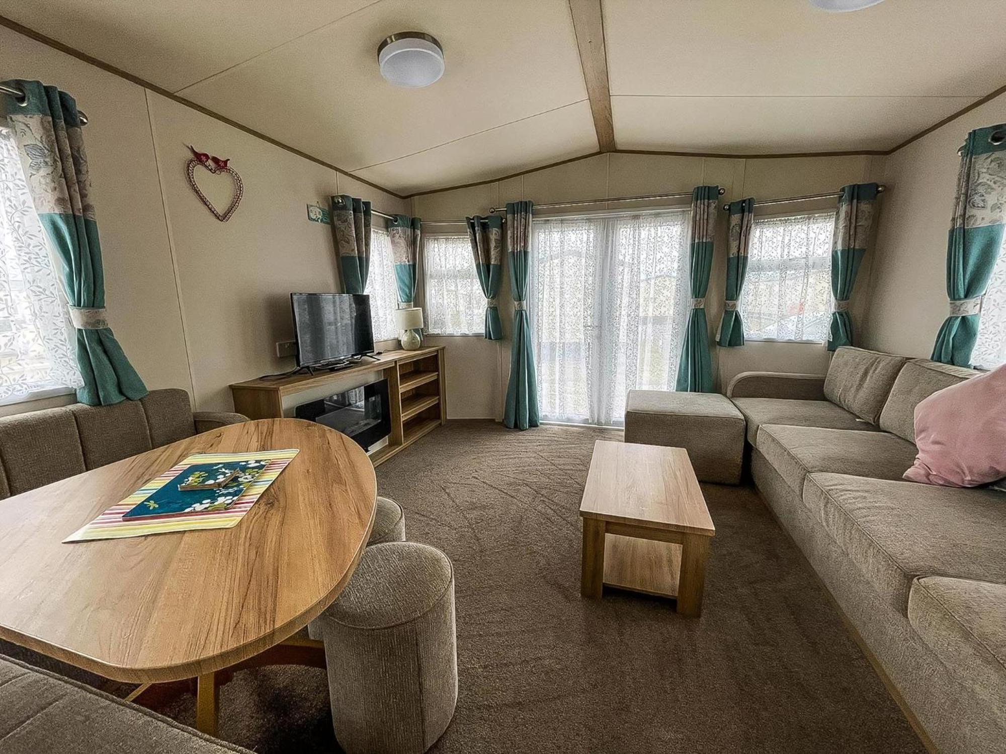 6 Berth Caravan With Decking At Seawick Holiday Park In Essex Ref 27549Sw Clacton-on-Sea Exteriör bild