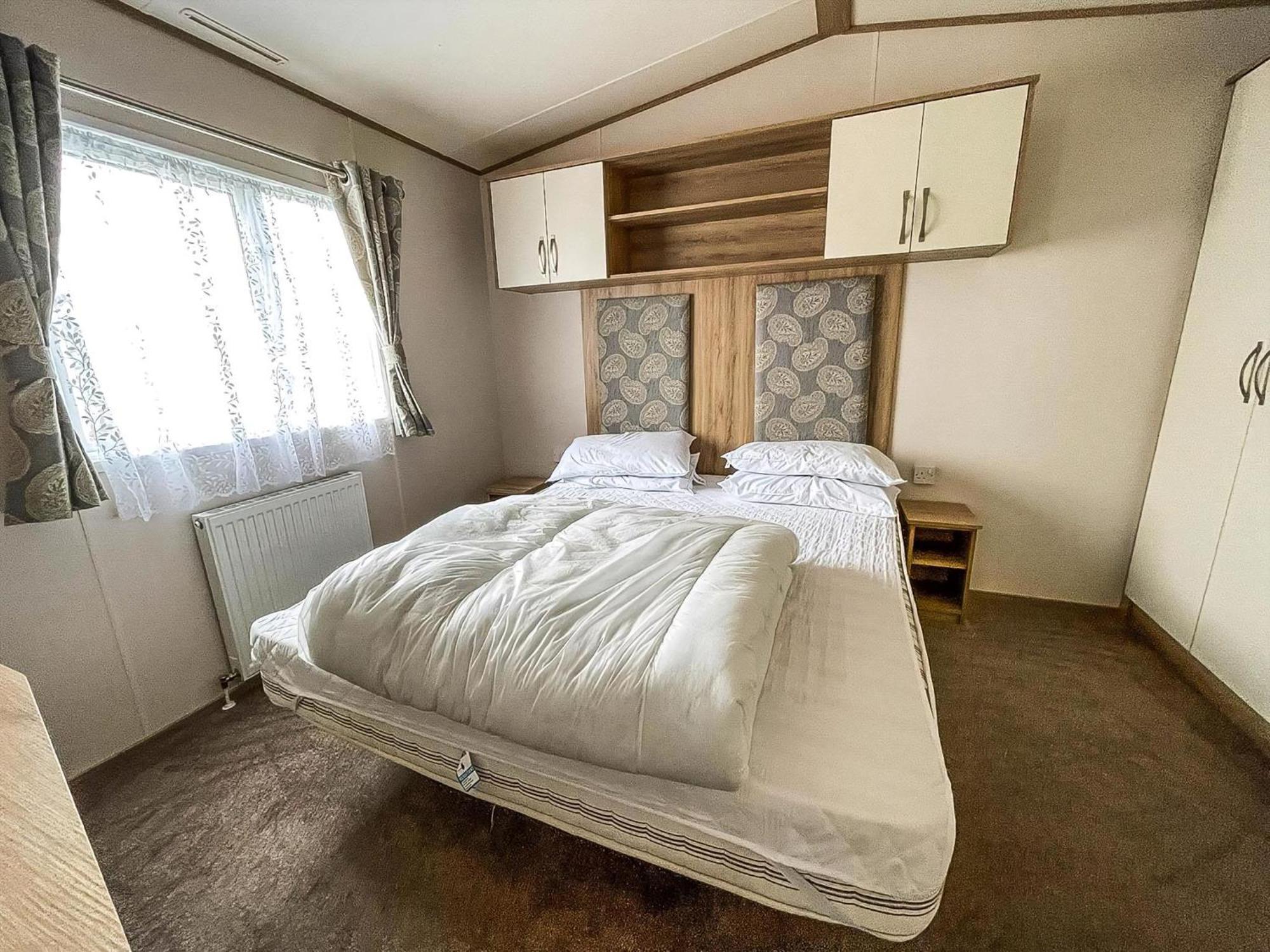 6 Berth Caravan With Decking At Seawick Holiday Park In Essex Ref 27549Sw Clacton-on-Sea Exteriör bild