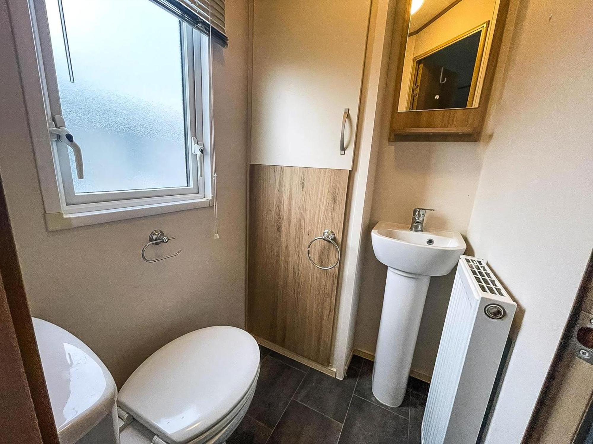 6 Berth Caravan With Decking At Seawick Holiday Park In Essex Ref 27549Sw Clacton-on-Sea Exteriör bild